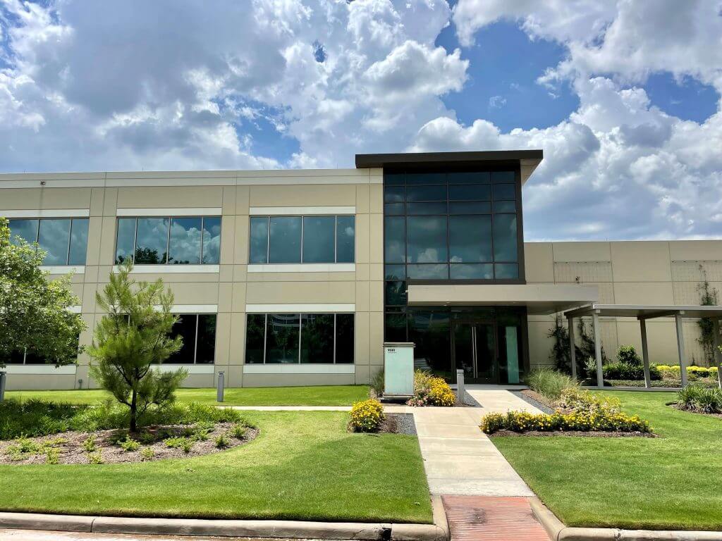Front view of Cellipont Bioservices’ GMP manufacturing facility in The Woodlands, Texas, featuring modern architecture and professionally landscaped surroundings.